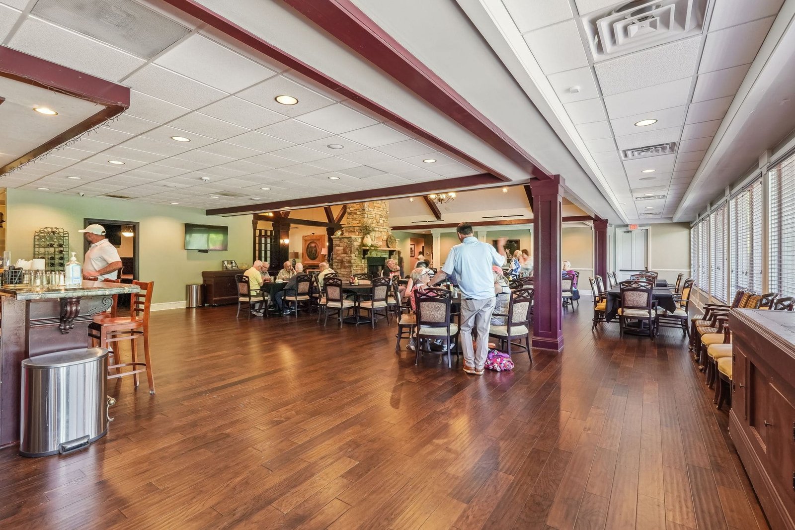 Achasta Grill dining room with guests enjoying dinner at the Achasta Golf Community restaurant